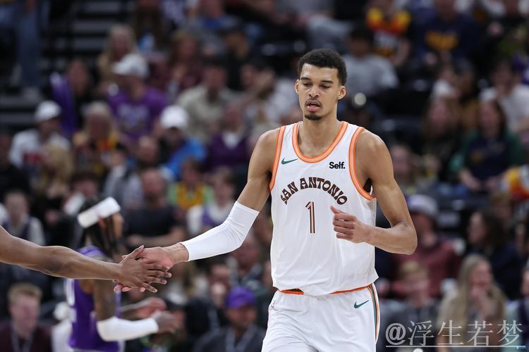 亚历山大截球反击,文班亚马防不住 亚历山大截球反击,文班亚马防不住